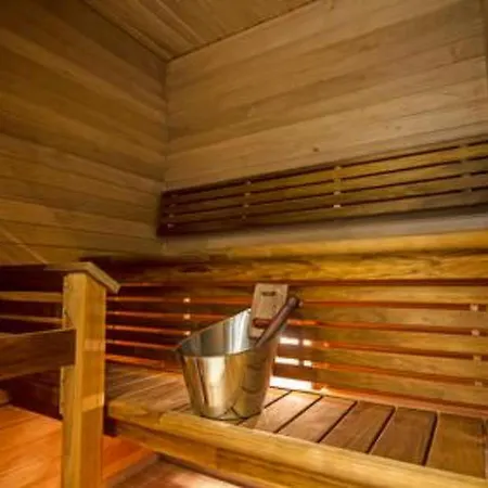 Holiday Suites Lakeside 3